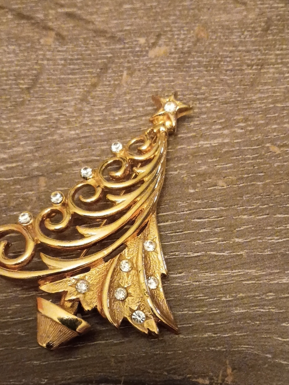 JJ Christmas Brooch Mod Swirl Tree Rhinestone Goldtone Pin